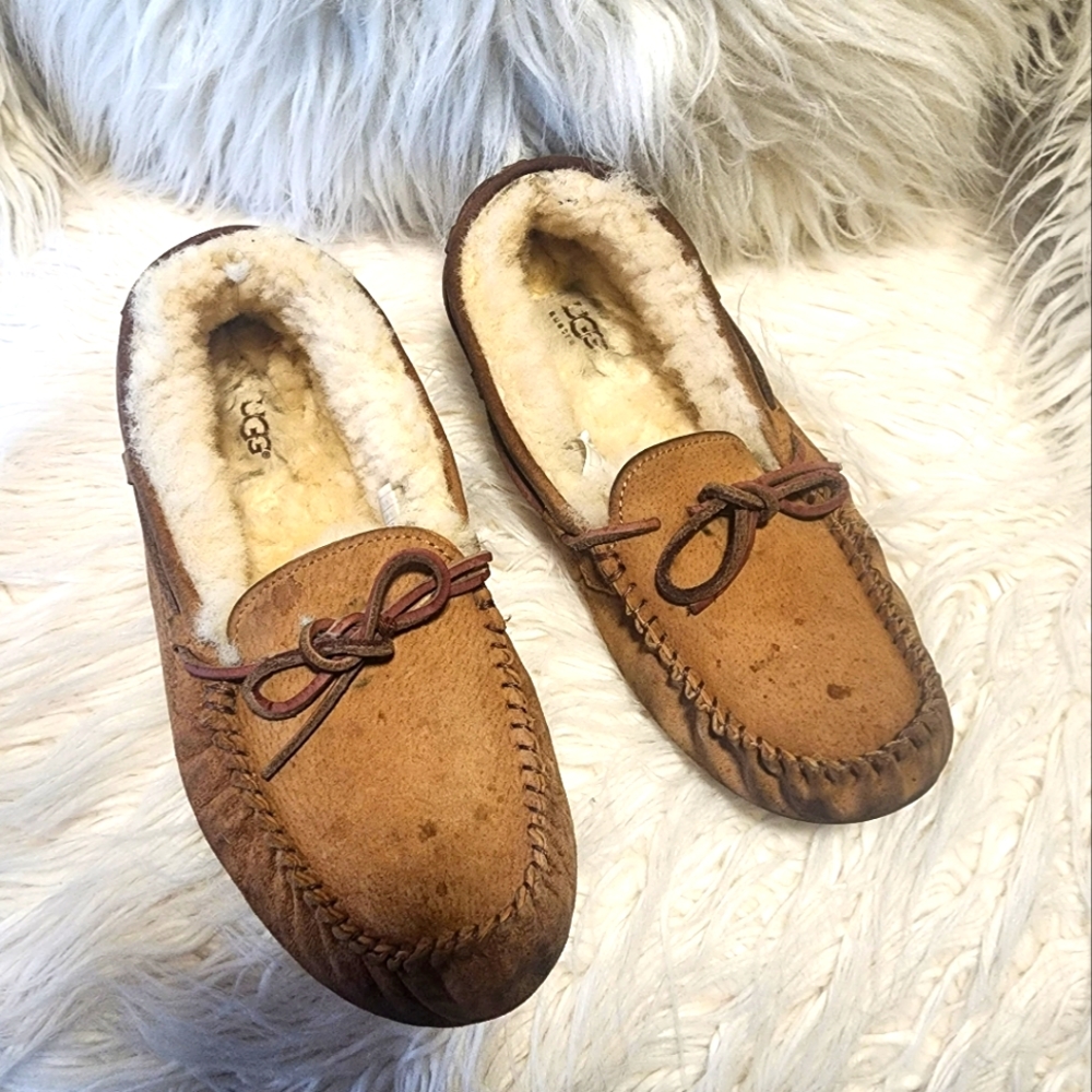 UGG WOMENS'S DAKOTA SLIPPER.
